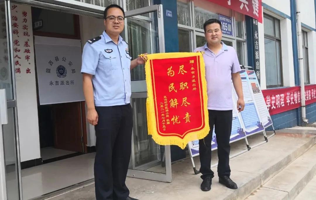 野猪闯入饭馆，食客与野生动物的意外亲密接触