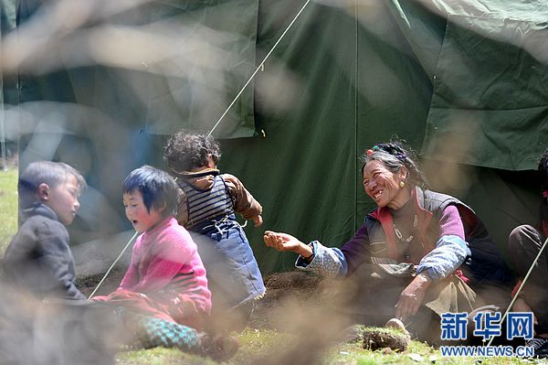 西藏地震受灾民众，灾难无情，人间真情显现