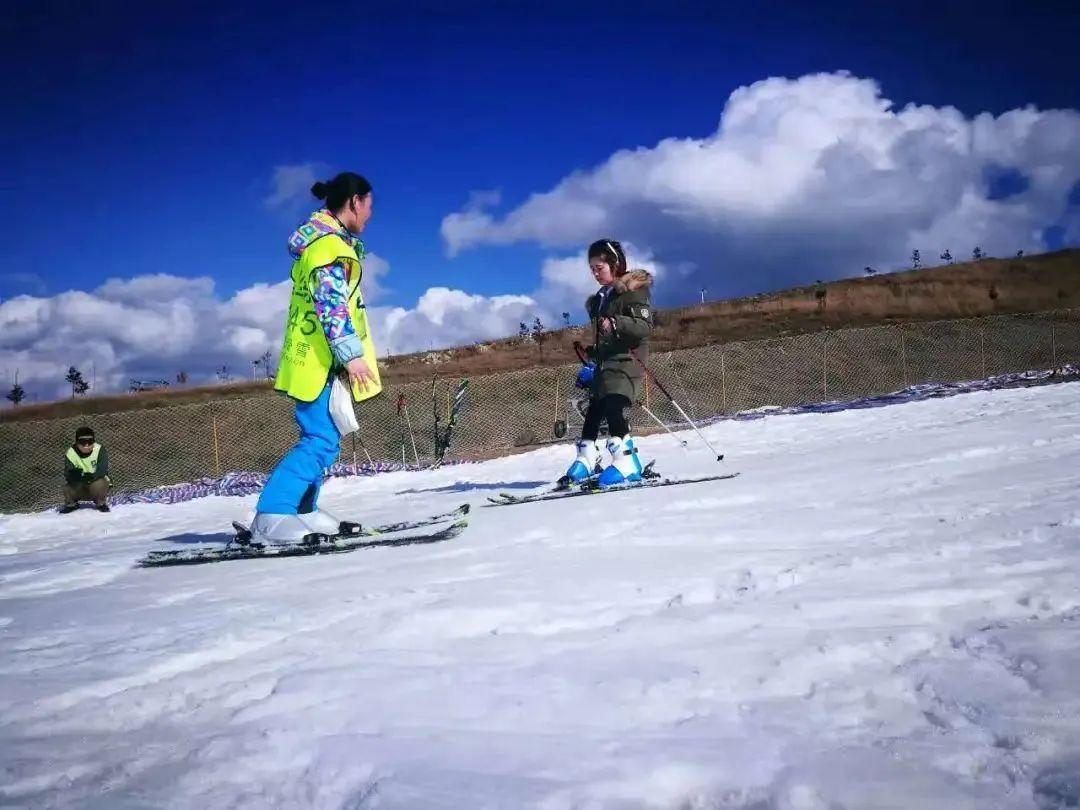 张家口云顶滑雪场发生游客坠落事故，滑雪安全引关注